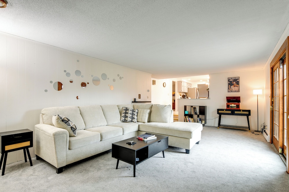 Deck & Seasonal Pool: Spacious Home Near Buffalo!