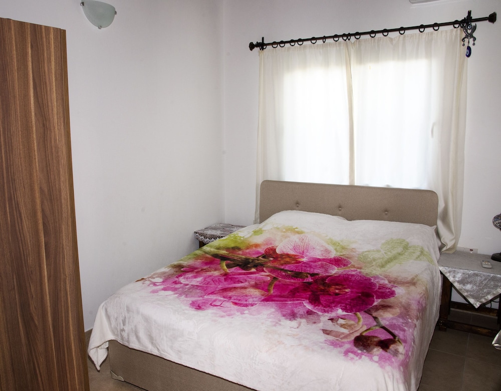 Pomegranate Cottage 1 Double Bedroom With Spectacular Mountain Sea View