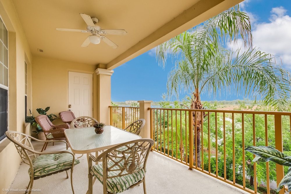 Beautiful Lakeview Condo W/private Balcony