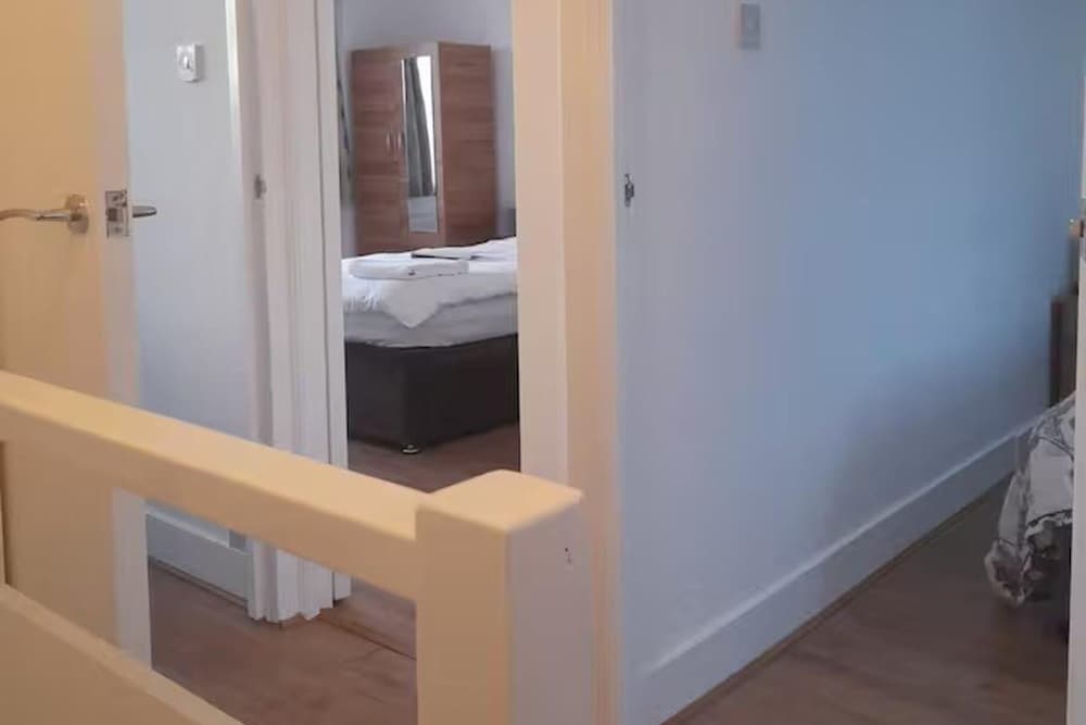 Family- Near Lcy Airport- Sleeps 6- Parking- Wi-fi