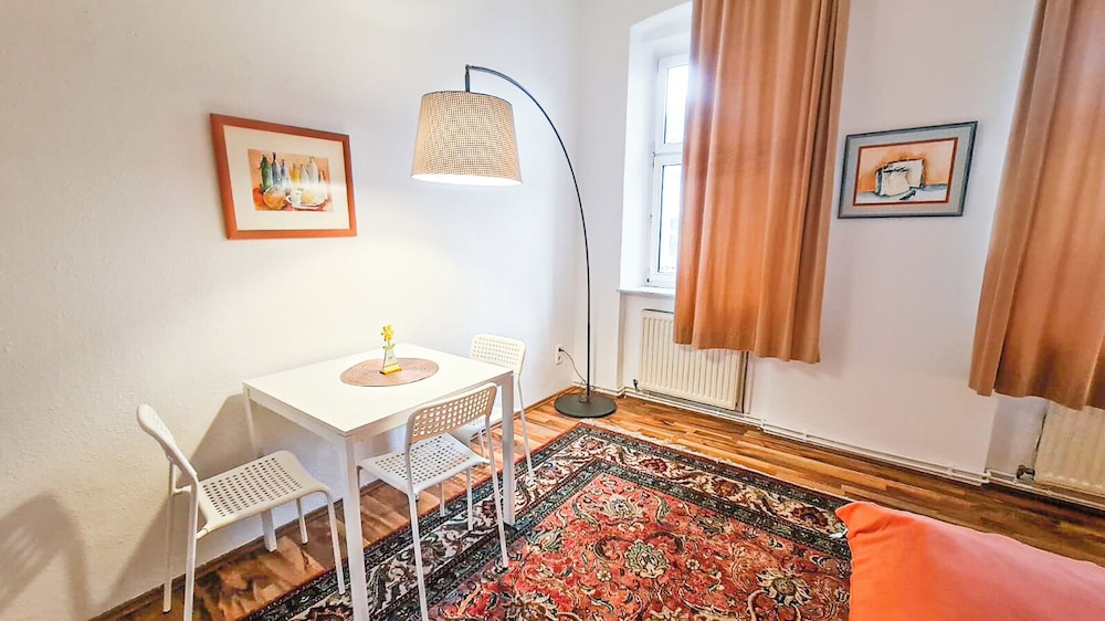 Budget 2BR Apartment Near Stadthalle