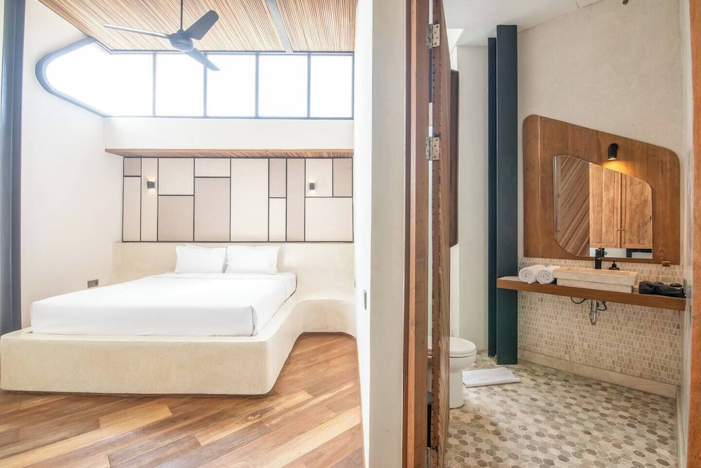 Exquisite 1-br Loft Art Deco Charm Shared Pool