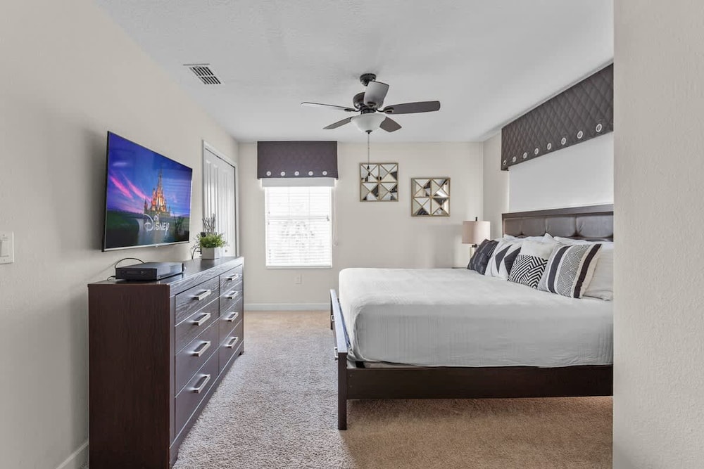 Private Pool and BBQ at Storey Lake 5BR