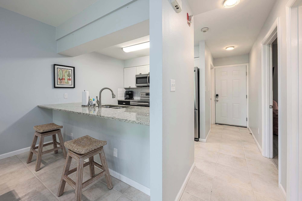 Sunshine & Whiskey Condo for 6 With Resort Amenities Near Grand Boulevard
