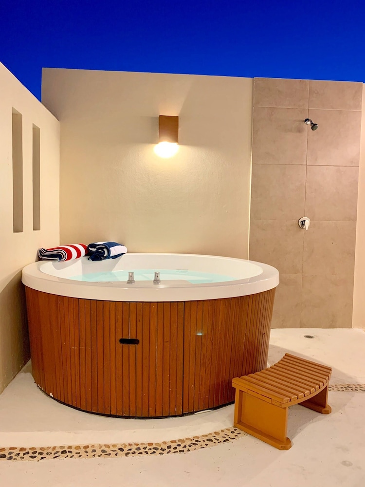 Sleeps 4-6-amazing 2 Bedroom Ph With Bbq & Jacuzzi