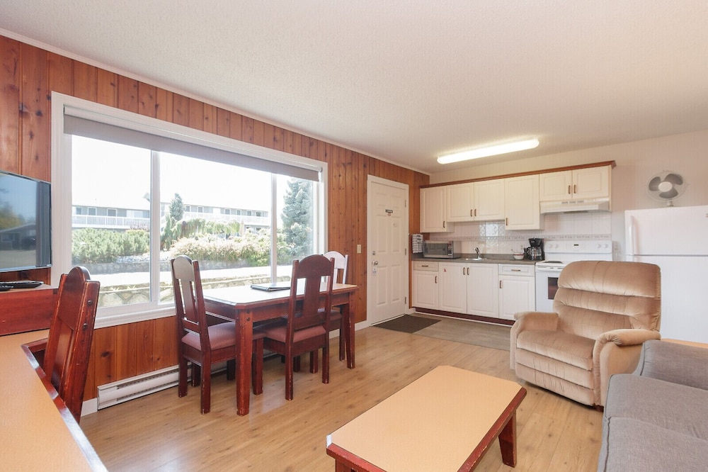 The Cedarwood Inn & Suites