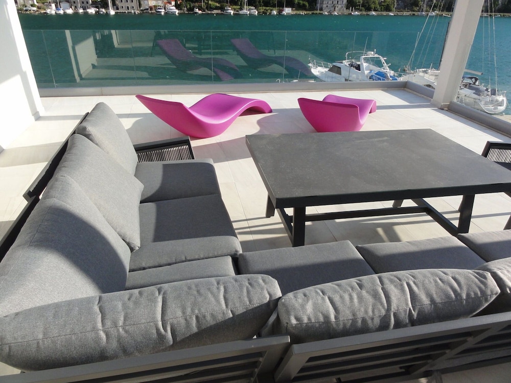 Villa Riva - Five Bedroom Villa With Pool and Sea View
