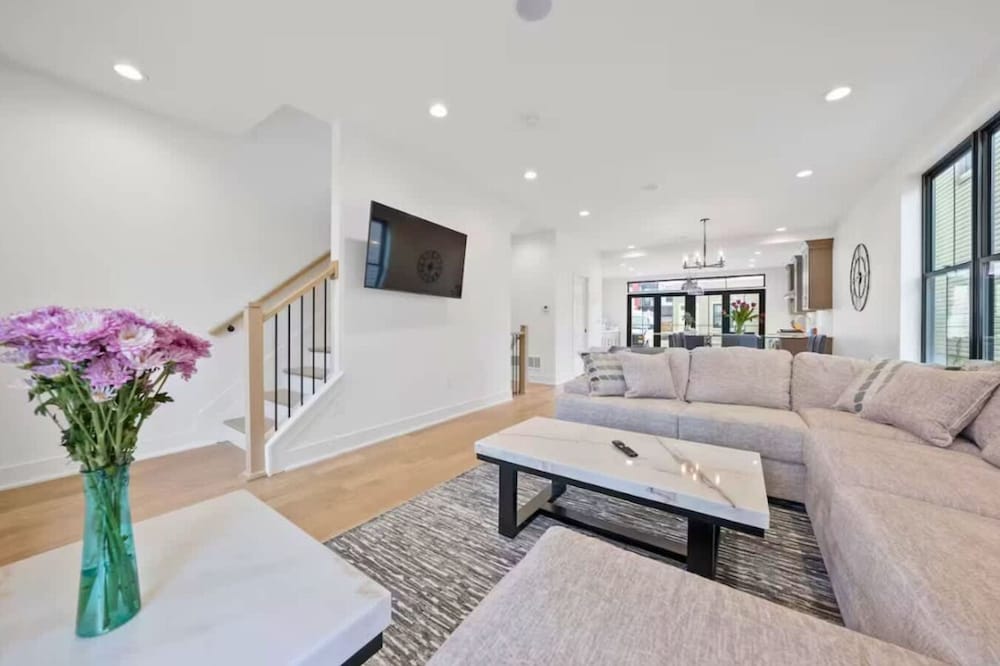 Jungle House Premier Residences – Downtown Columbus & Short North