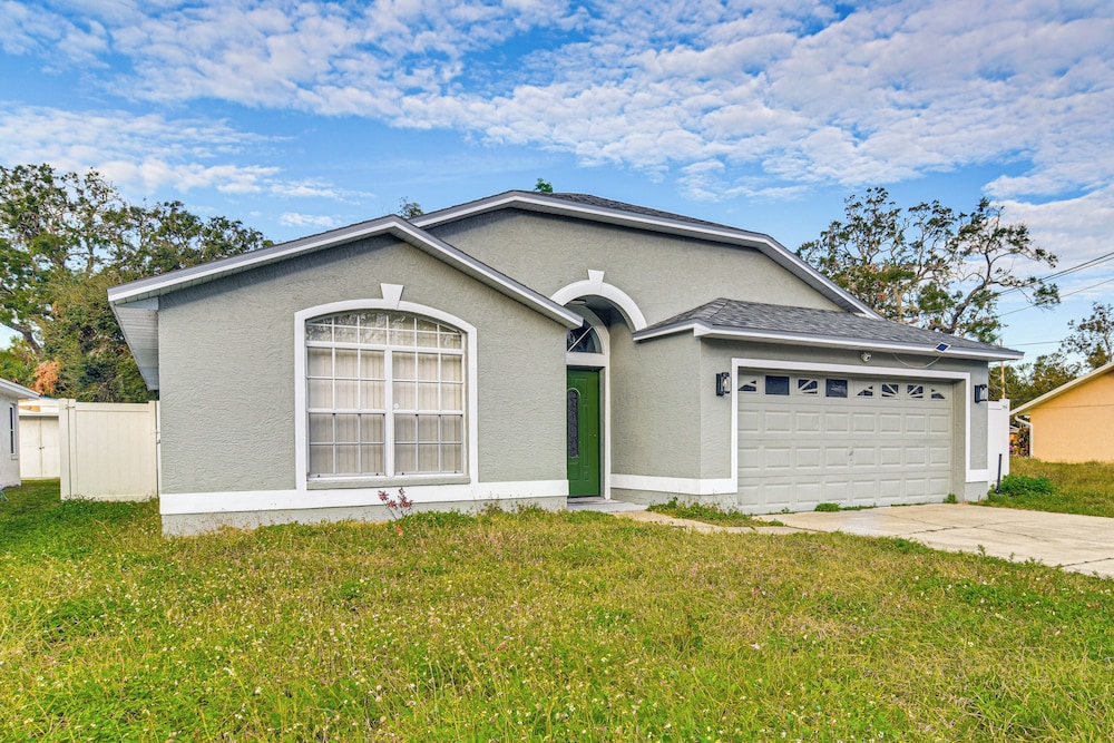 3 Mi to Clearwater Beach: Home w/ Patio & Grill!