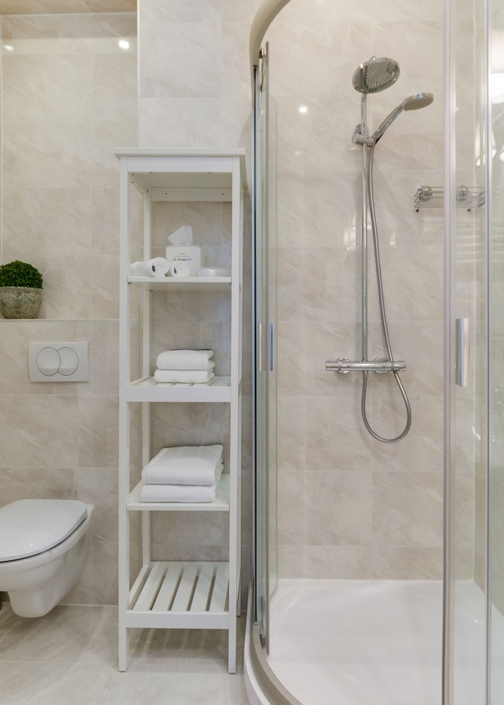 Chestnut & Eliza Suites - Superior Homes