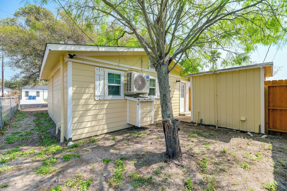 Walk to Pier & Dining: Central Rockport Cottage
