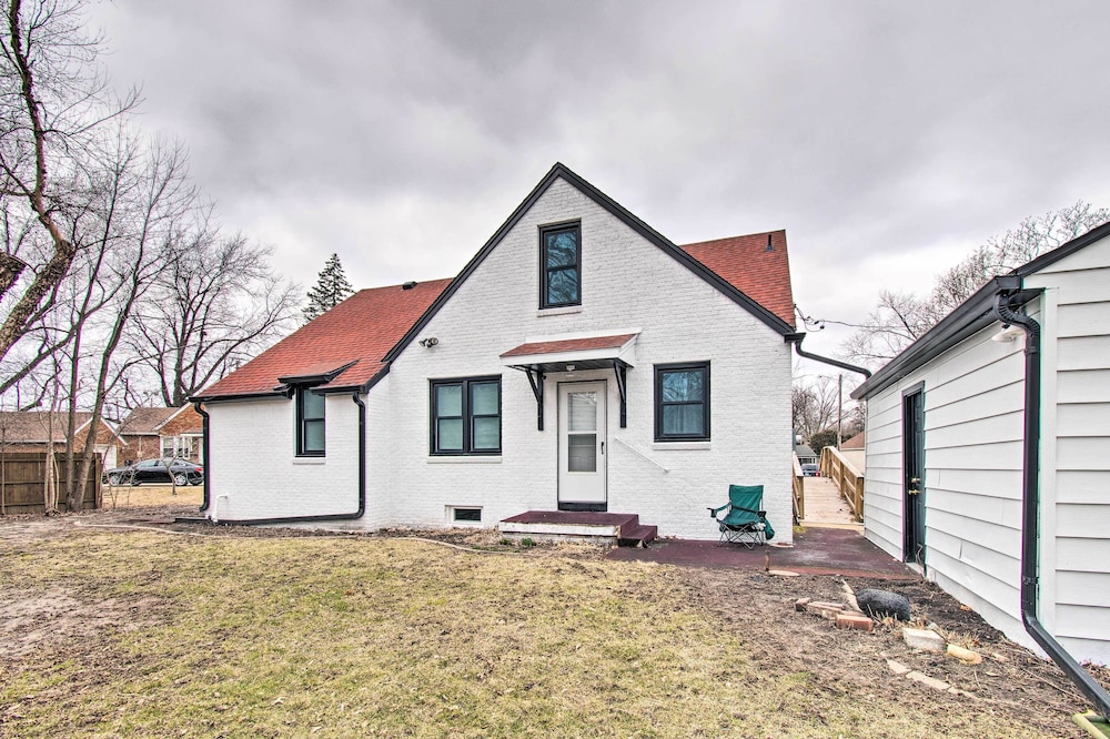 Pet-friendly Uptown Normal Home: Steps to ISU view 3