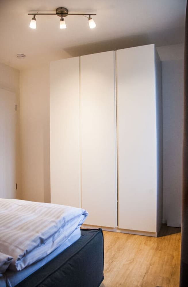 Narrow Luzin Modern Retreat