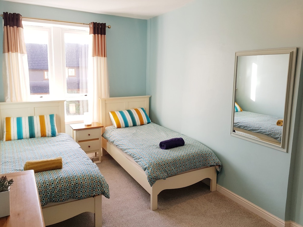 Warm Cosy Family Home With Free Parking view 4