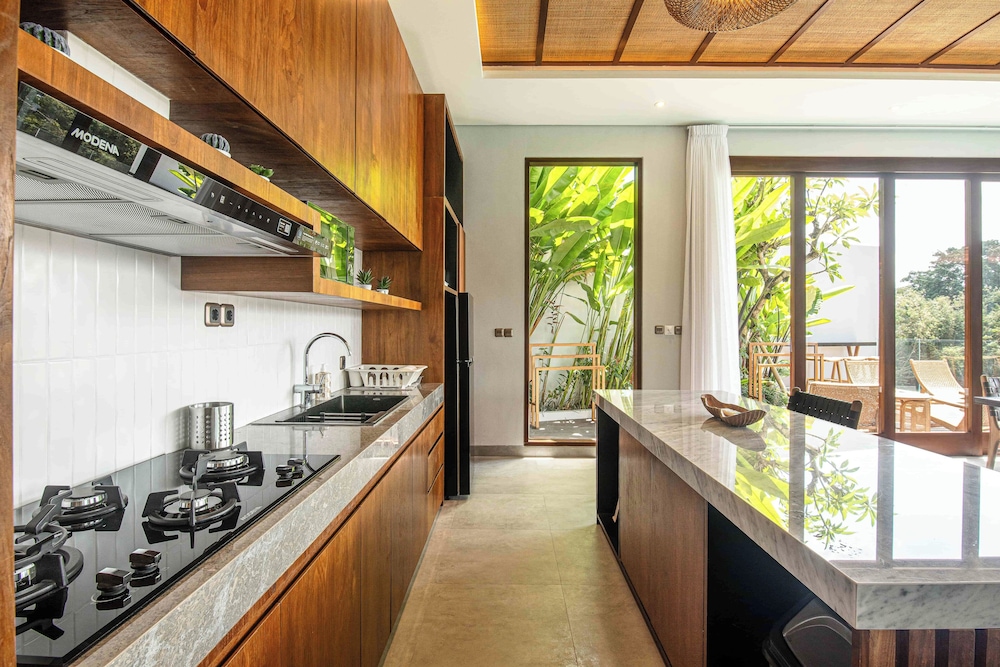 Luxury 5-bedroom Canggu Beach Villa With Scenic Ri