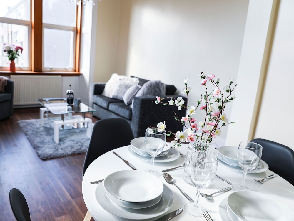 Swanky Cottage in Helensburgh near The Hill House view 3