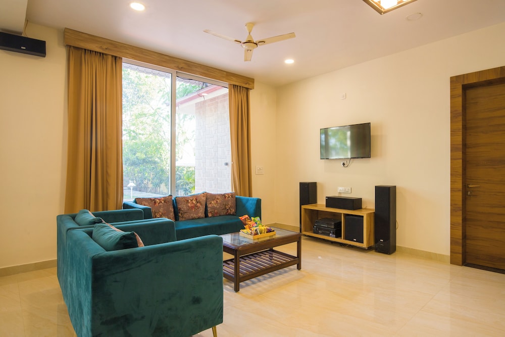 Alaya Stays 5BHK Roohmon's Farm Pvt Pool