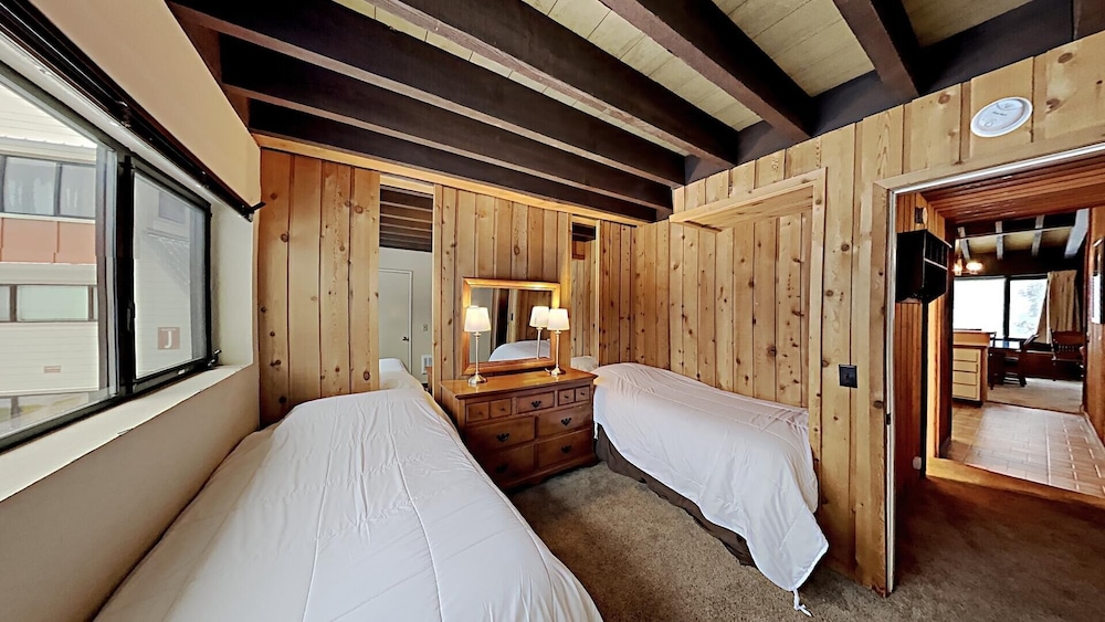 Cozy 4-Bedroom Home with Pool and Mountain View! view 3