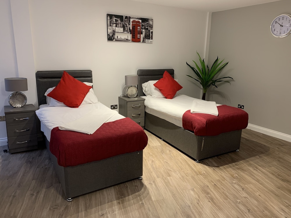 Impeccable 2-bed Apartment in Birmingham view 2