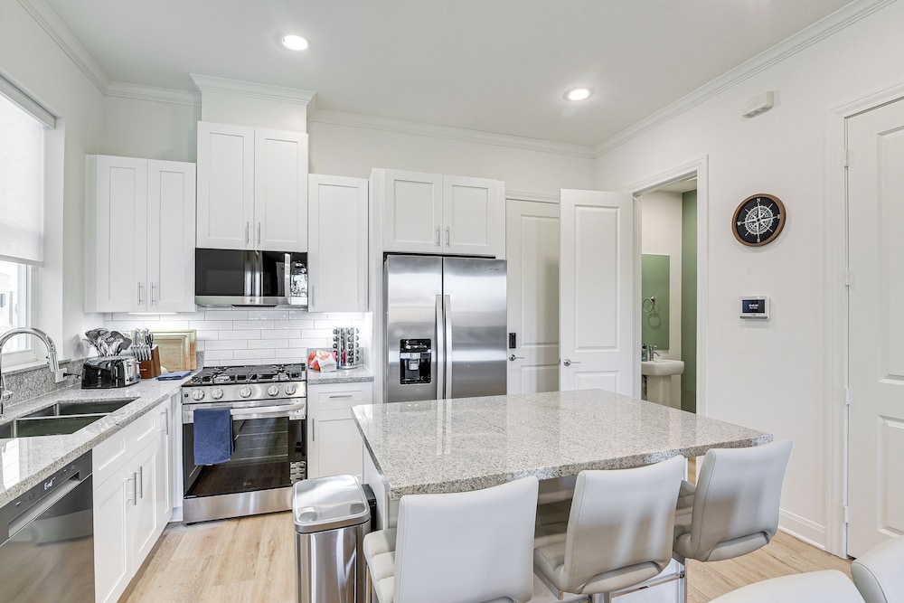 6 Mi to Hospitals: Nurse-friendly Houston Home!