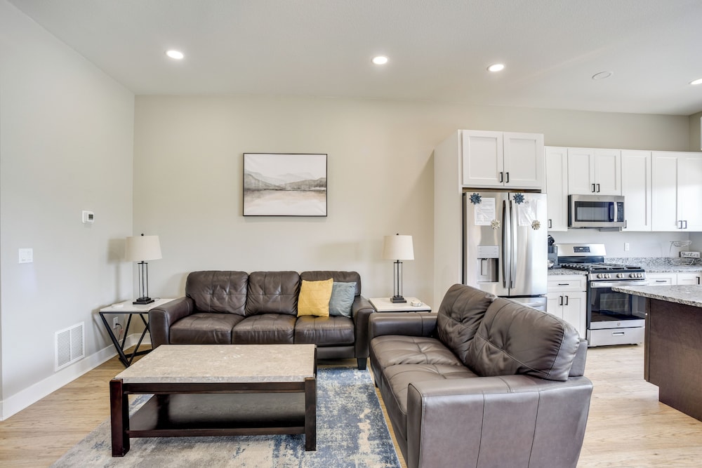 Dtwn Woodland Park Townhome w/ Covered Deck