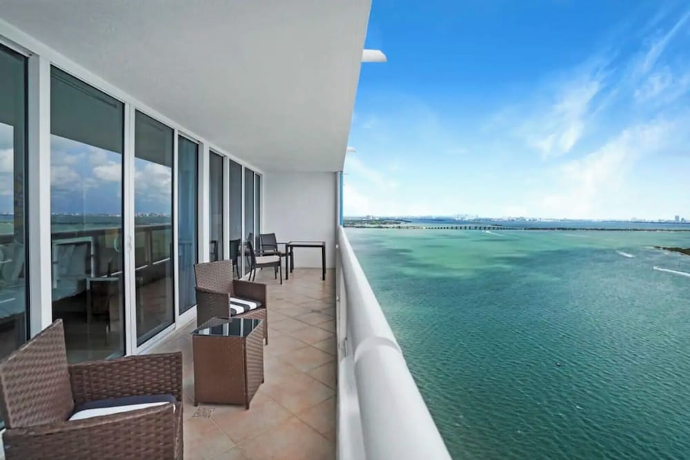 Chic Bayfront Condo With Stunning View