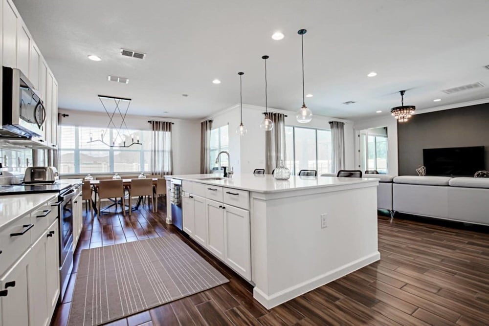 Comfortable and Modern Home With Private Pool Near Disney - Image 5