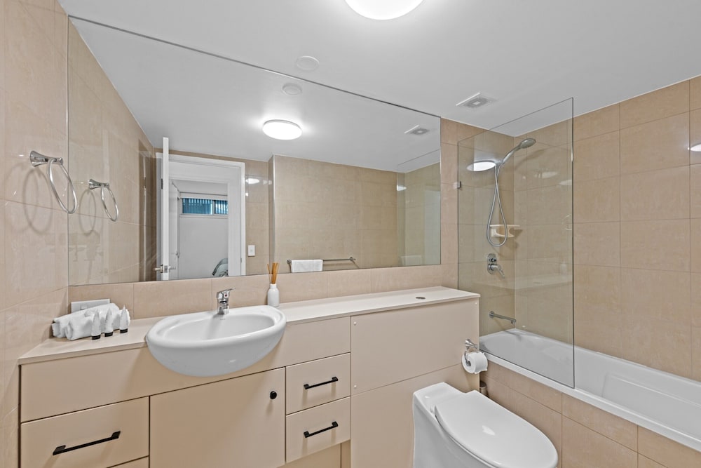 Modern Southbank Parklands Apartment Retreat