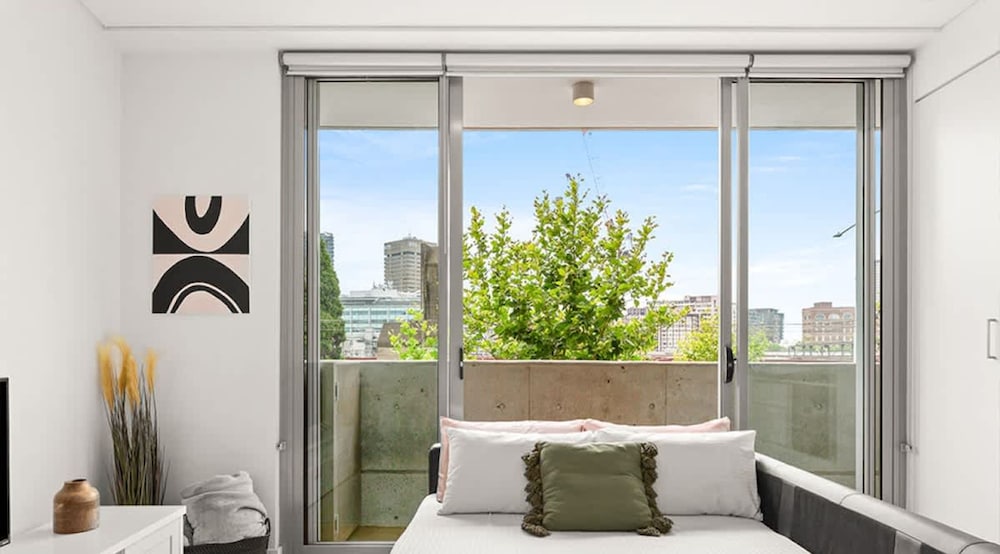 Central Stylish 1 Bedroom With Balcony and Air-con