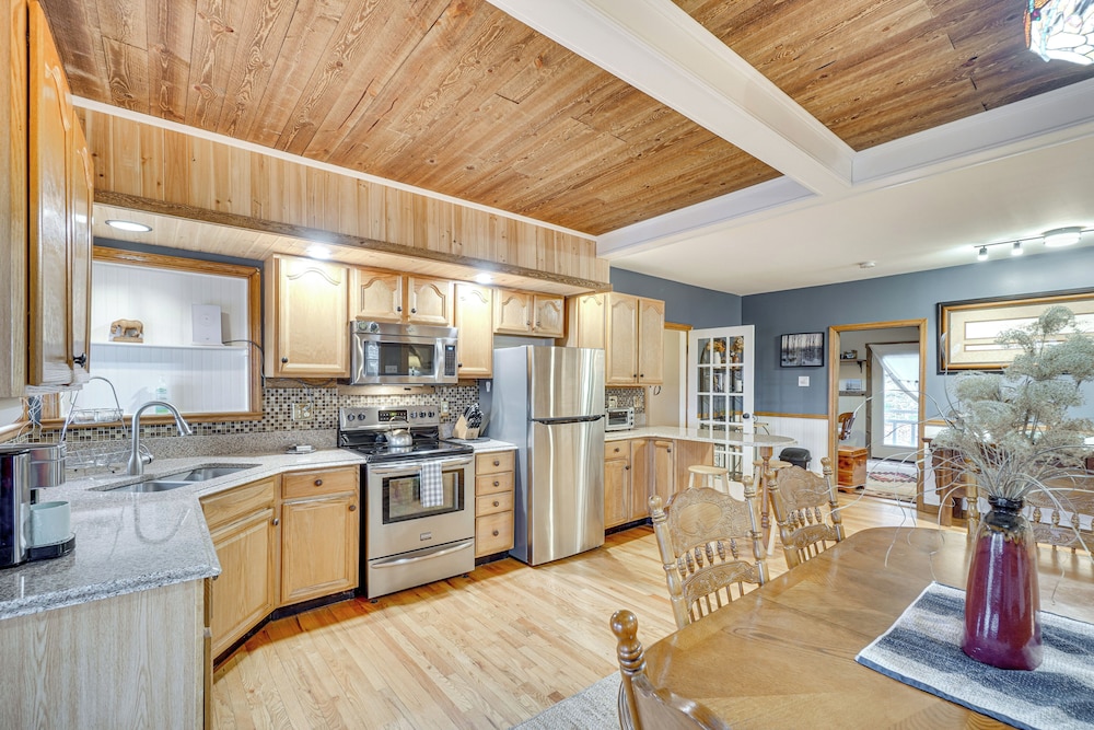 Knoxville Home: On-site Hiking & Outdoor Kitchen!