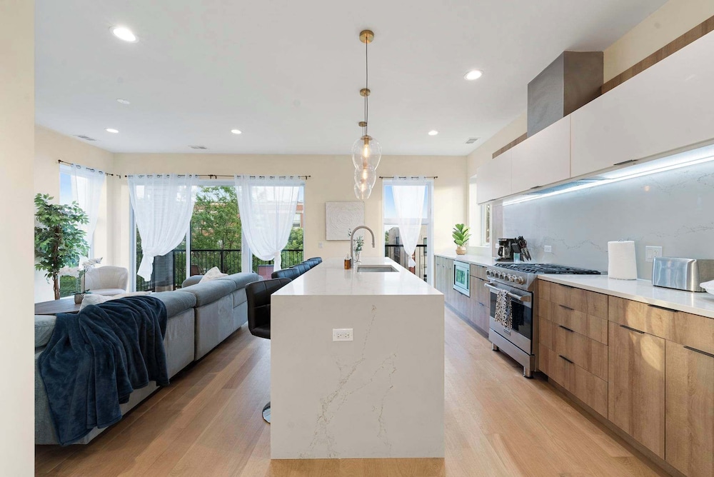 New 3bed 2bath Condo With Parking by United Center