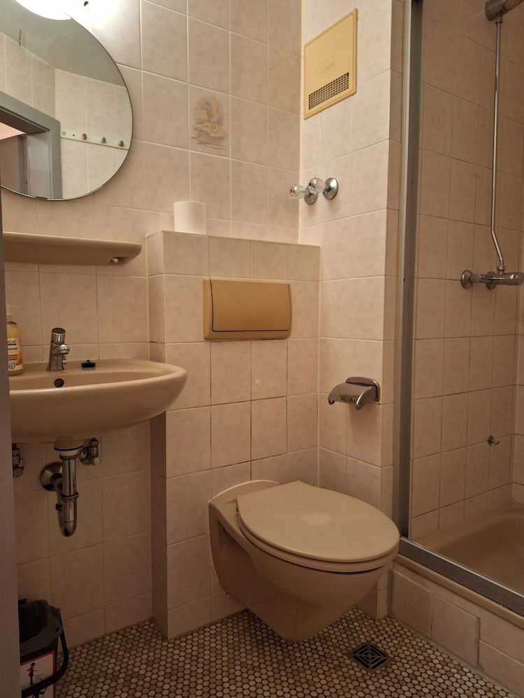 2-Rent Group Hostel Rooms AUB162