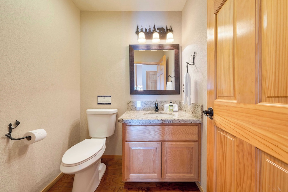 Cabin Retreat w/ Hot Tub & Fireplace - Near Northstar and Downtown Truckee