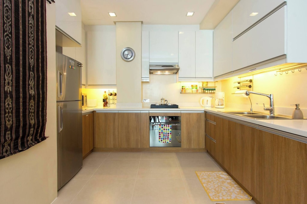Elegant 2BR Apartment in Upscale Fort BGC Fast Wifi