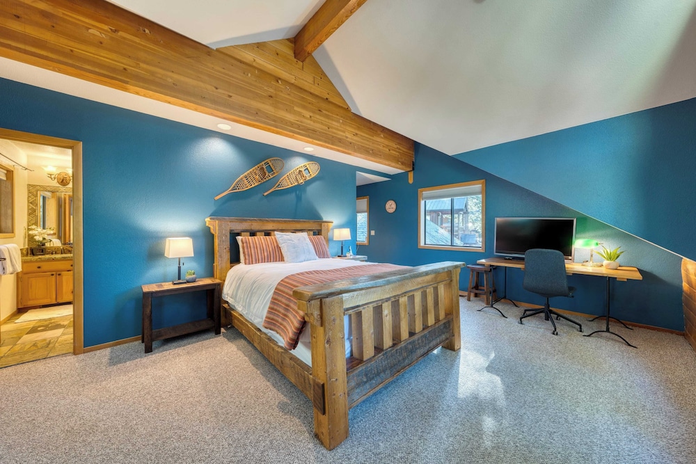 Cozy Escape w/ Hot Tub + Deck & Access to Tahoe Donner & Skiing Alpenglow Chalet by Avantstay