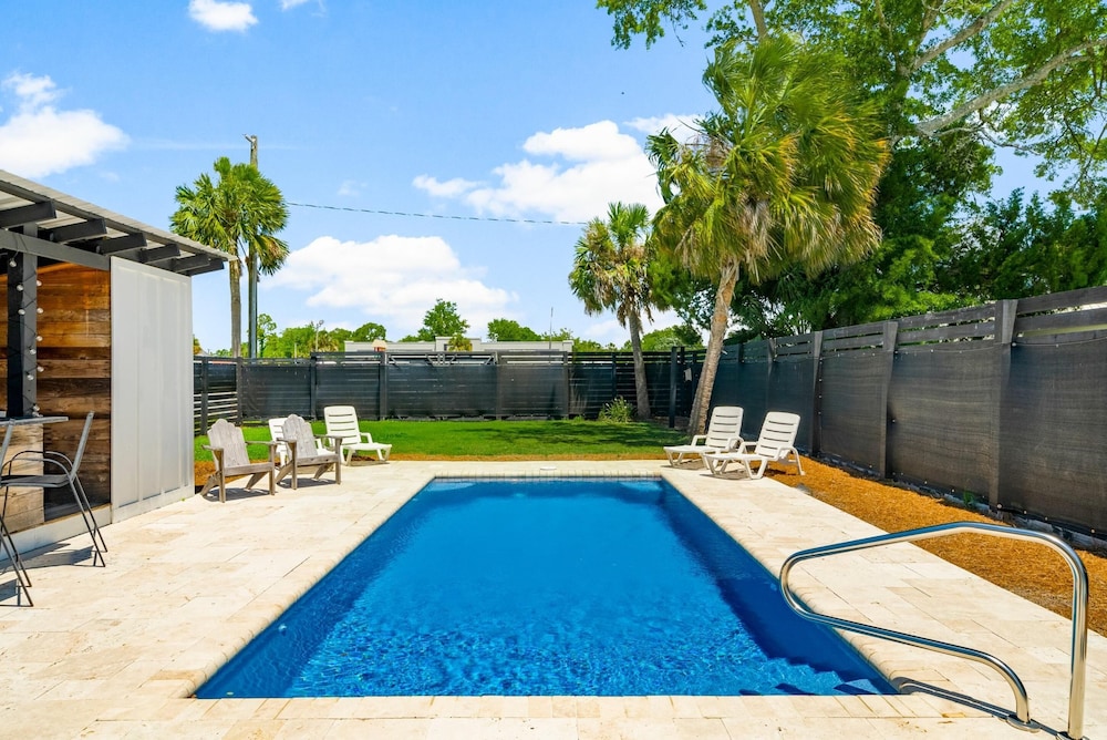 Beach House - 6th Street Retreat by PHG