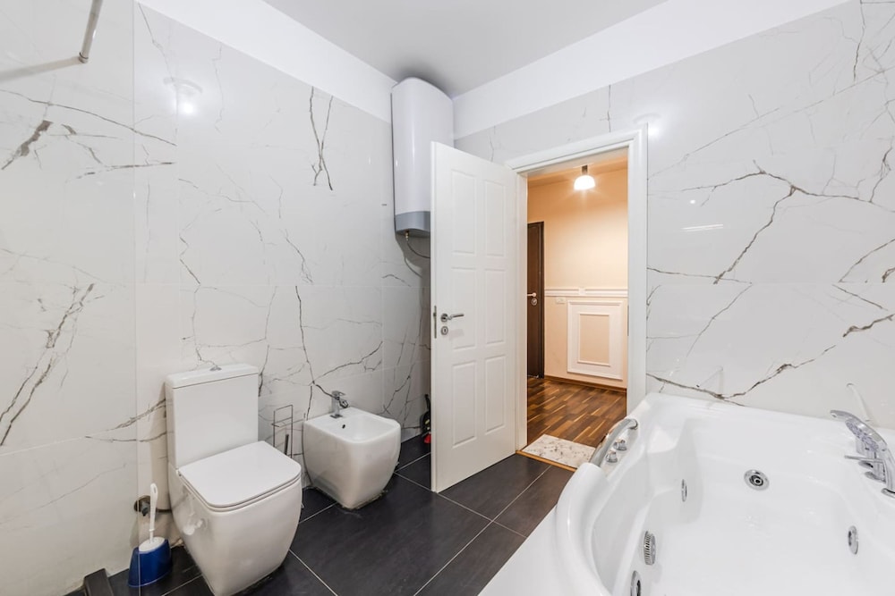 Spacious City-view Apartment Overlooking Shkod r