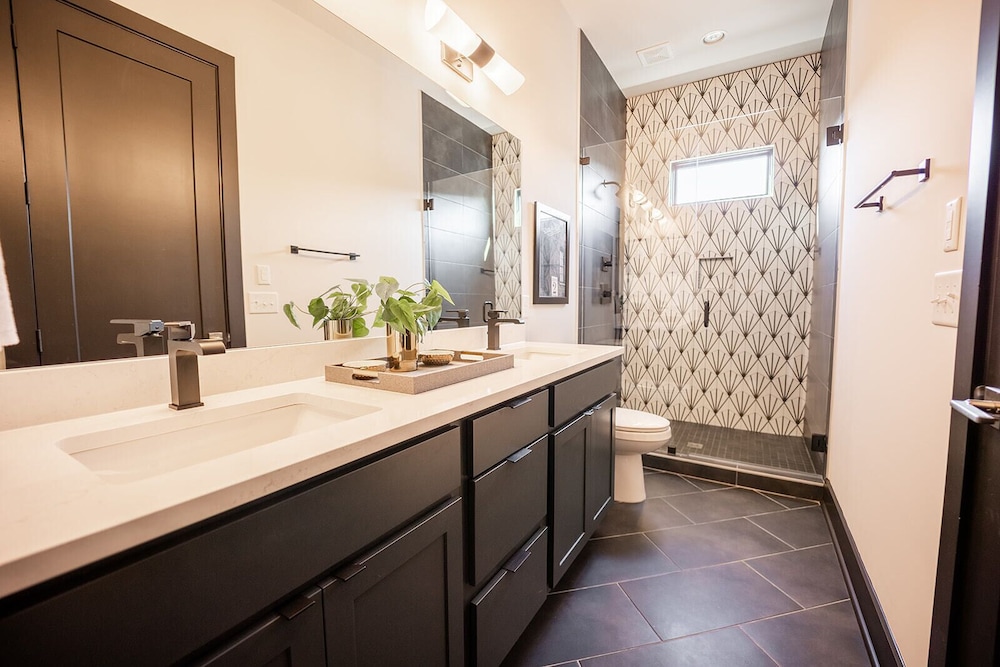Heart of Gulch - 4 Min to Broadway - Designer Home