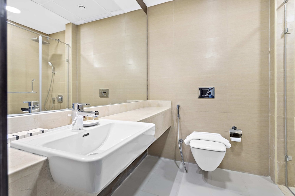Silkhaus Dubai Marina Sparkle Tower Pool Gym