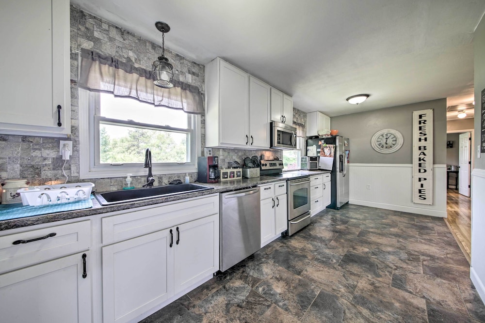 Traditional Country Home in De Soto w/ Yard! - Property Image 14