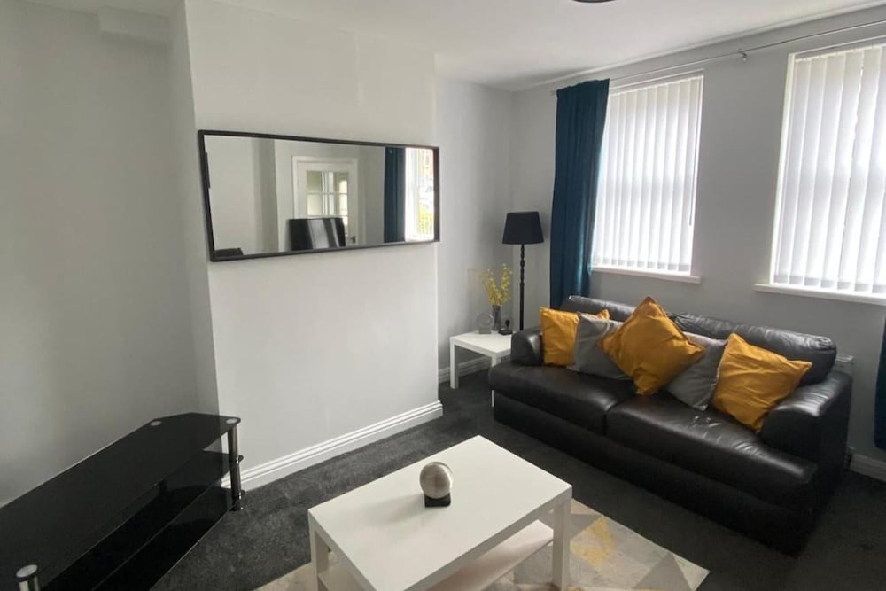 House - Sleeps 6 - Pet Friendly - Parking