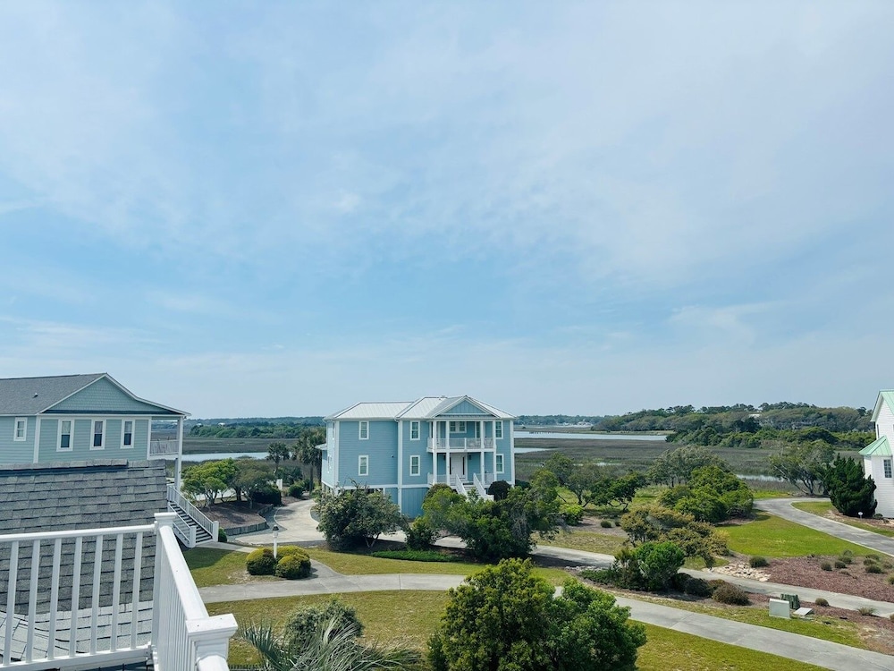 Long Grass 5 Bedroom Home by RedAwning