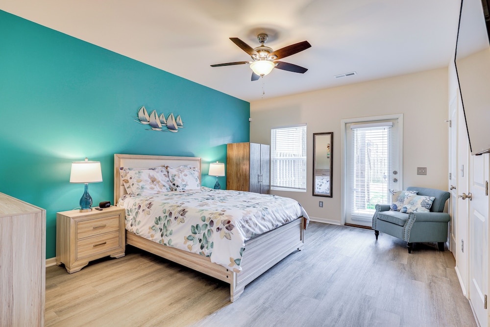 1 Mi to Ocean: Modern Carolina Beach Townhome