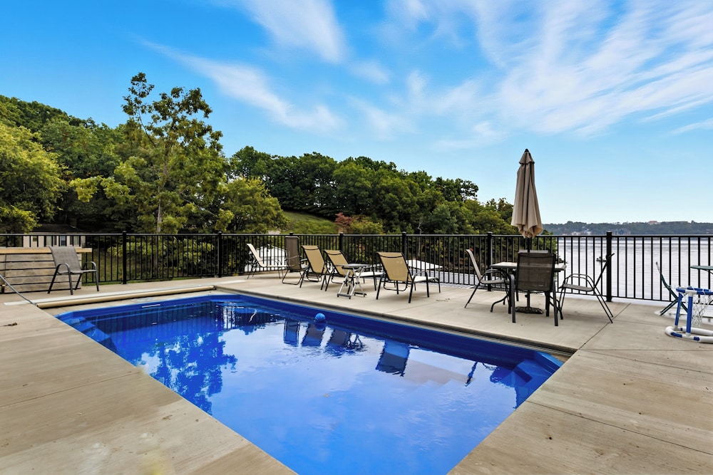 Huge Private Dock w/ 2 Slips + 2pwc, Beautiful Views, Lakeside Hot Tub, Pool & Pickleball