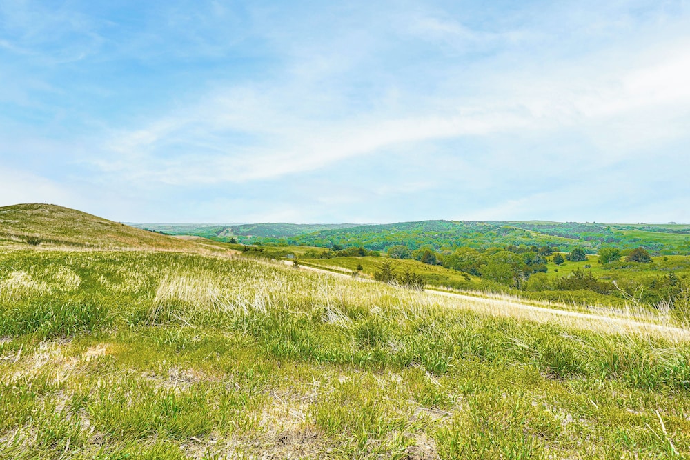2 Mi to Lewis and Clark Lake: Spacious Getaway