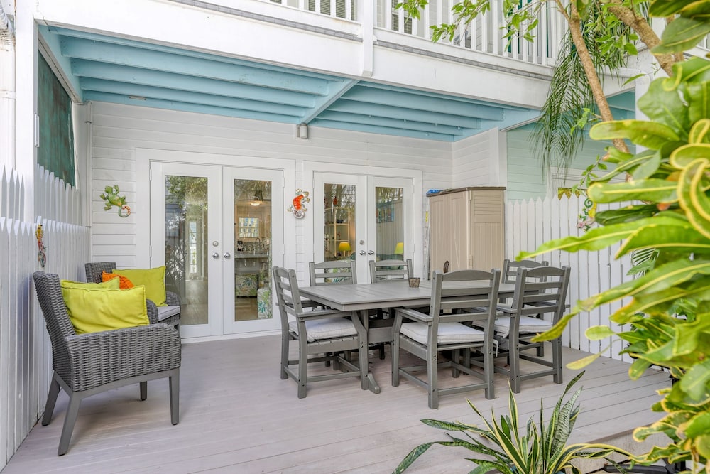 Bahamian Reed by Avantstay Walk to Everything w Community Pool Week Long Stays Only