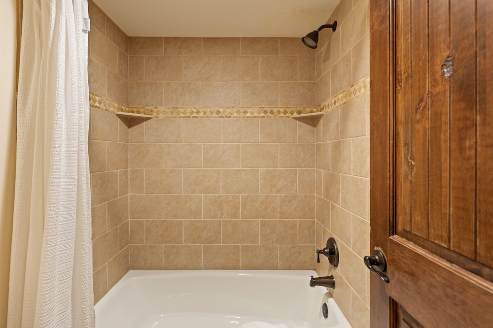 Ridgepoint - Three Bedroom with Spa #128 3 Condo