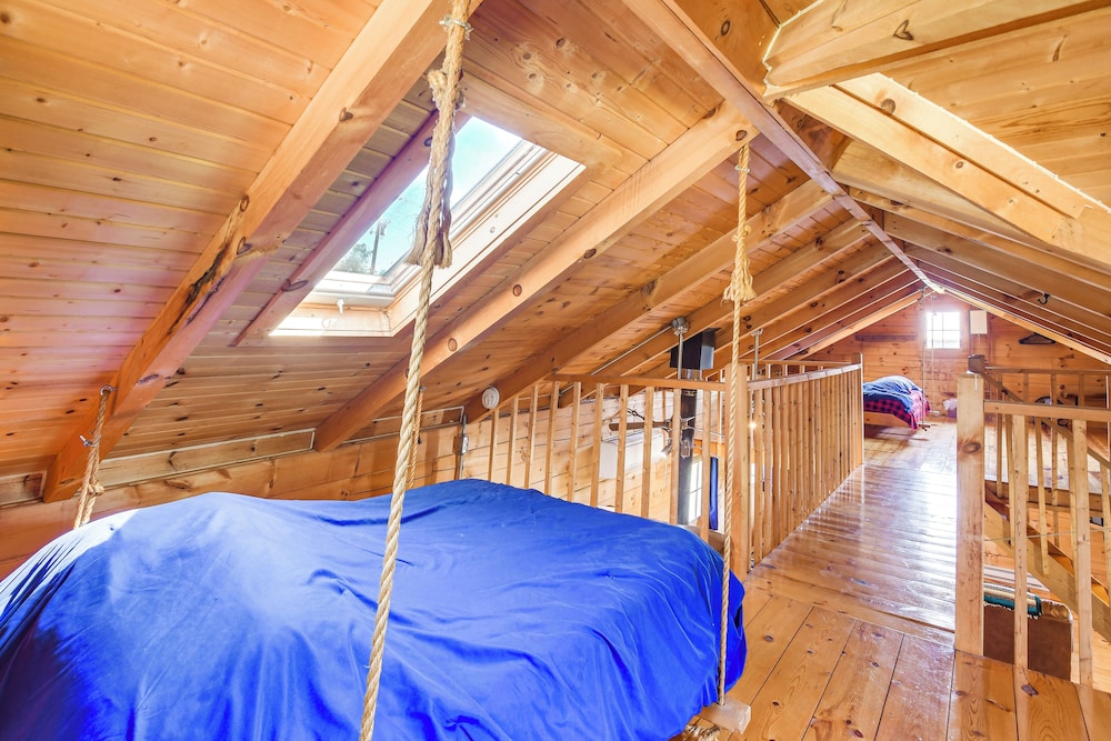 Bellevue Log Cabin w/ Gas Grill & Creek Access