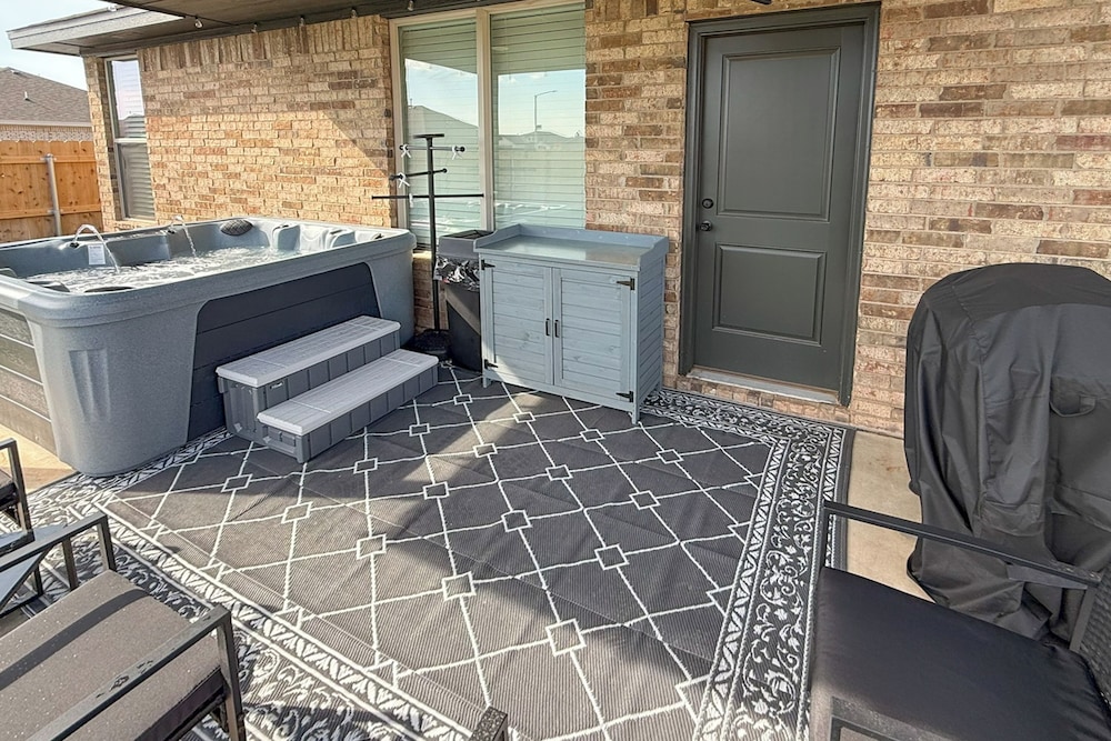 Hot Tub & Game Room: 'raider Resort' in Lubbock