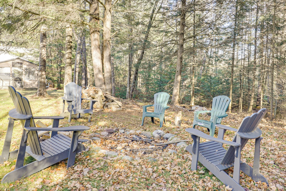 Year-round Chain of Lakes Retreat! Northwoods Home